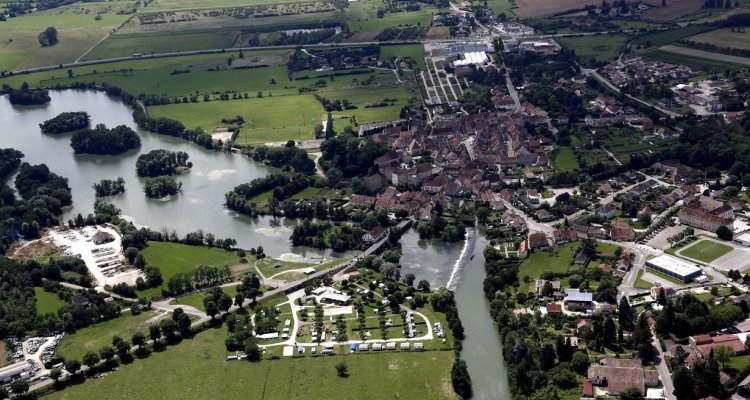 Vue aérienne sur Marnay et son plan d'eau