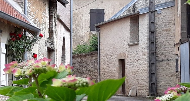 Des petites rues paisibles aux façades de pierre omniprésentes