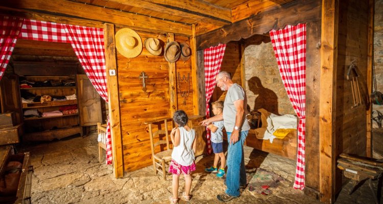 Ferme Caussenarde d'Autrefois - chambre des grands-parents