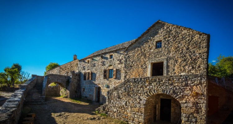 Ferme Caussenarde d'Autrefois à Hyelzas sur le Causse Méjean.