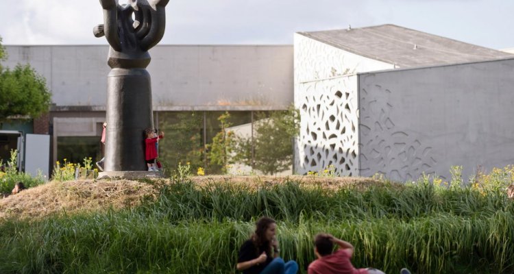 Vue extérieure du LaM, Villeneuve d’Ascq. À gauche : Jacques Lipchitz Le Champs Des Voyelles, 1931-1932 © Estate of Jacques Lipchitz. © F. Iovino