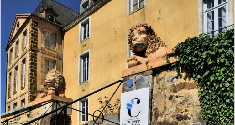Les lions, gardiens du château, veillent sur le logo du musée Colette