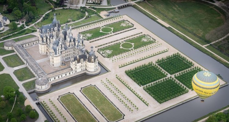 Montgolfière au dessus du château de Chambord