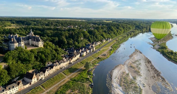 Montgolfière au dessus du château de Chaumont-sur-Loire