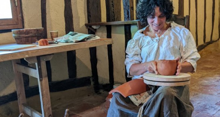 Potière à l'ouvrage