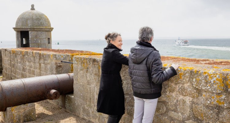 Couple sur les remparts de la citadelle de Port-Louis