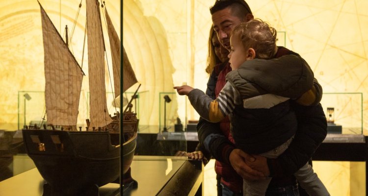 Famille devant un modèle de bateau