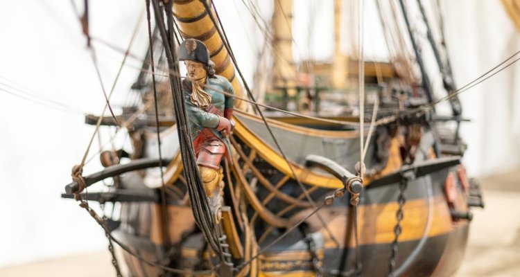 Détail de la prou d'un grand modèle de bateau