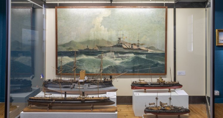Vitrine avec modèles de bateaux