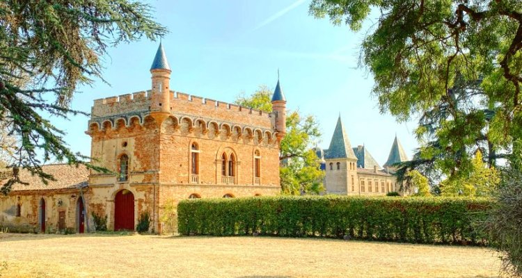 La superbe orangerie du château de Caumont, restaurée dans un style néogothique