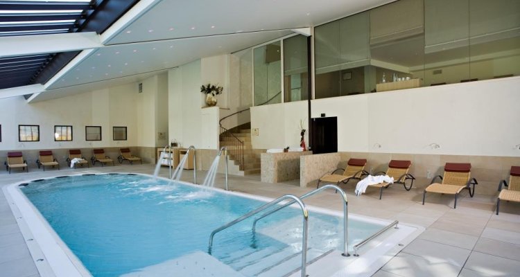 Bassin hydromassant Château de Pizay