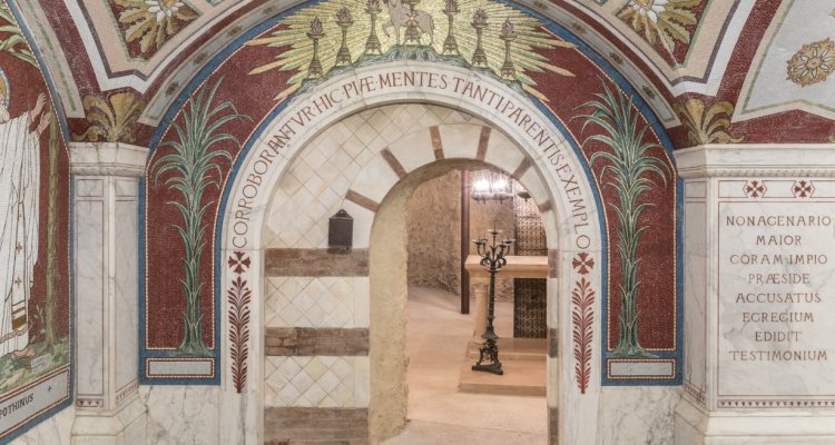Crypte des martyrs, entrée du "cachot" de saint Pothin.