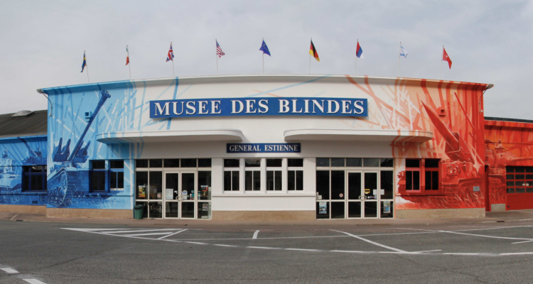 Façade du musée des Blindés de Saumur