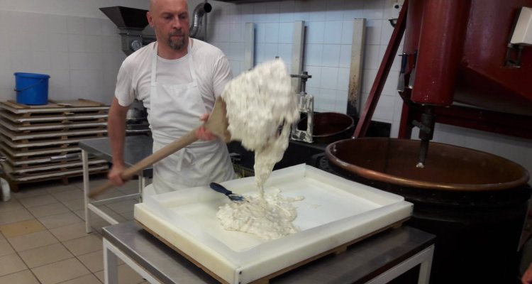 Sortie du Nougat à l'ancienne, grâce à une pelle en bois 