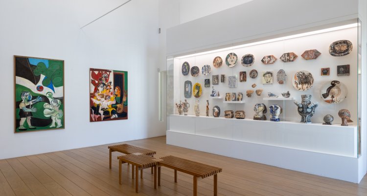Accrochage de la collection permanente avec céramiques de Picasso