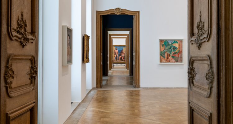 Vue des salles de l'hôtel salé en enfilade avec accrochage de la collection permanente