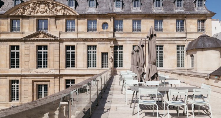 Terrasse du café sur le toit