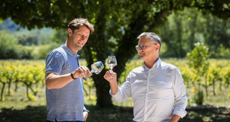  Deux générations de vignerons, partageant un moment autour des vins du Domaine La Gayolle.