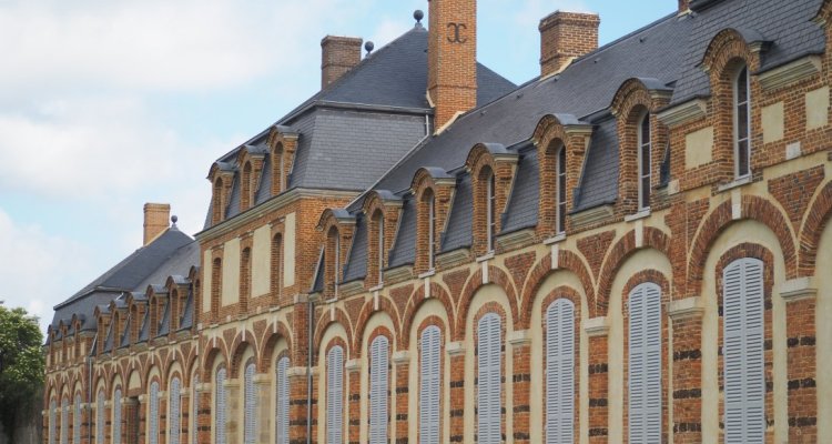 Petit château restauré du parc du château de La Ferté-Vidame dans le Perche