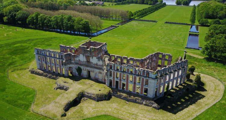 Ruines monumentales du parc du château de La Ferté-Vidame dans le Perche