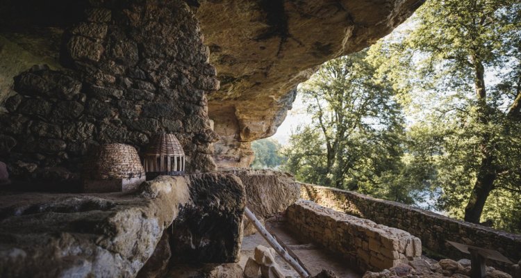 L'habitat structuré, dans la falaise. L'organisation de la vie familiale se fait sur 2 étages.