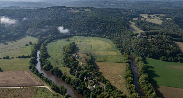 Vue aérienne du méandre de la rivière, qui encercle le Site de la Madeleine