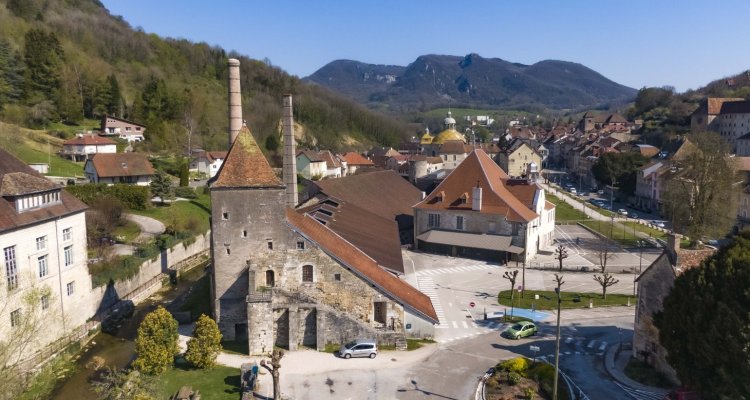 La Grande Saline vue de l'extérieur se trouve au coeur de la ville de Salins-les-Bains, dans le Jura