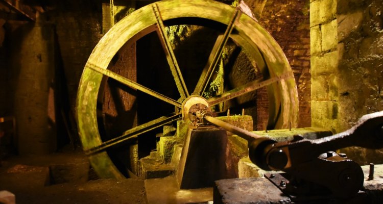 La grande roue hydraulique de la saline