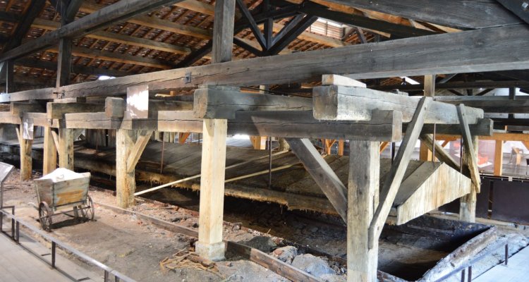 La salle d'évaporation avec la dernière poêle à sel ancienne de France, les outils et les chariots remplis de sel