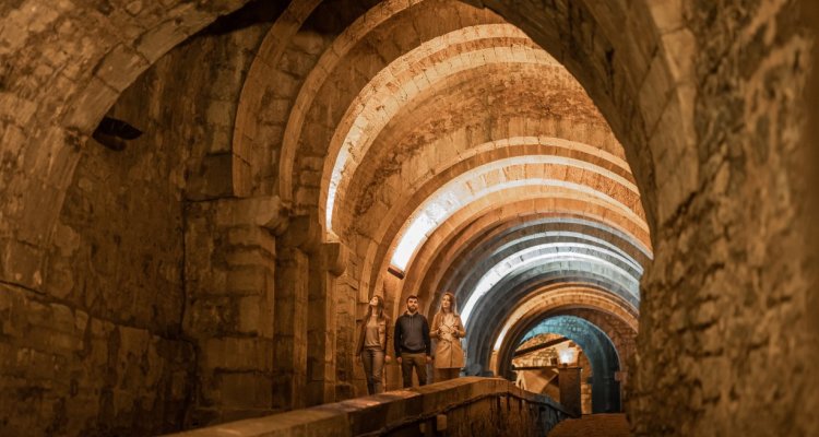 La galerie souterraine de la Grande Saline, bâtie au XIe siècle, semblable à une cathédrale