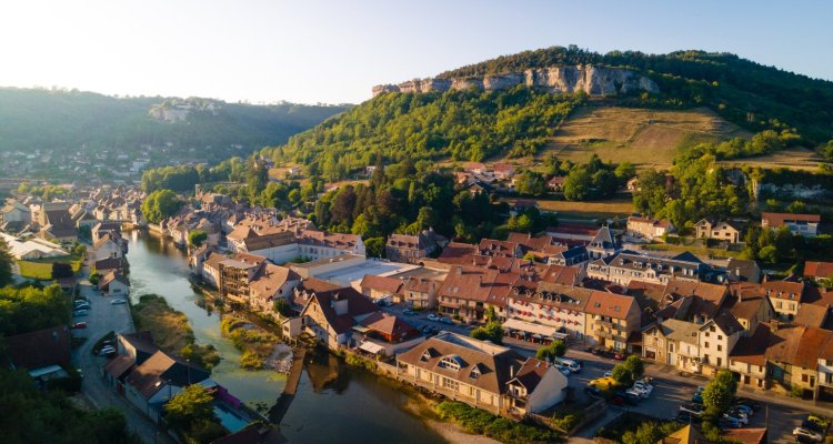 Vue sur Ornans © Happiness Production Maxime Naegely