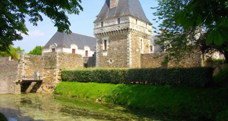 vue entrée et douve Château de Goulaine