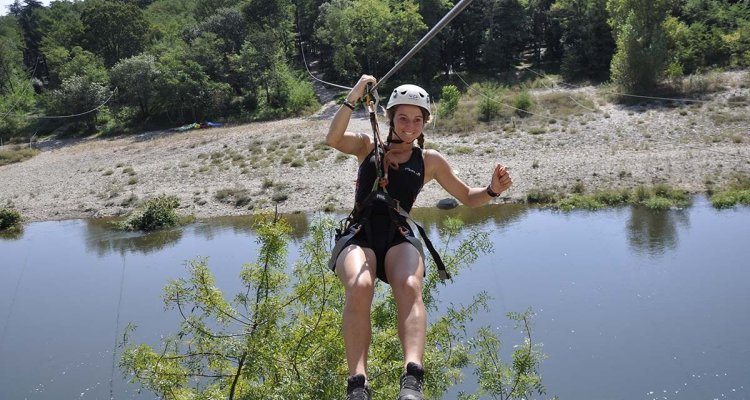 Tyrolienne Géante au dessus de la rivière.