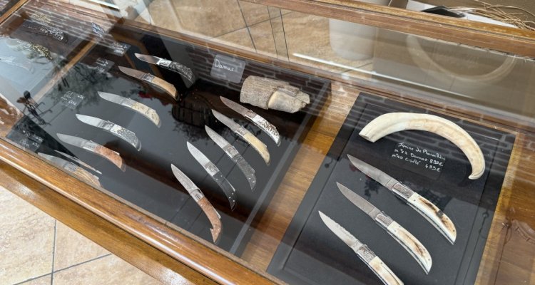 Exposition de couteaux d’exception en acier Damas, créés à la main dans les ateliers de la Coutellerie Le Camarguais