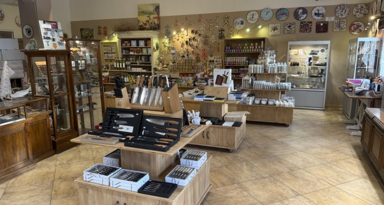 Large choix couteaux, produits régionaux 