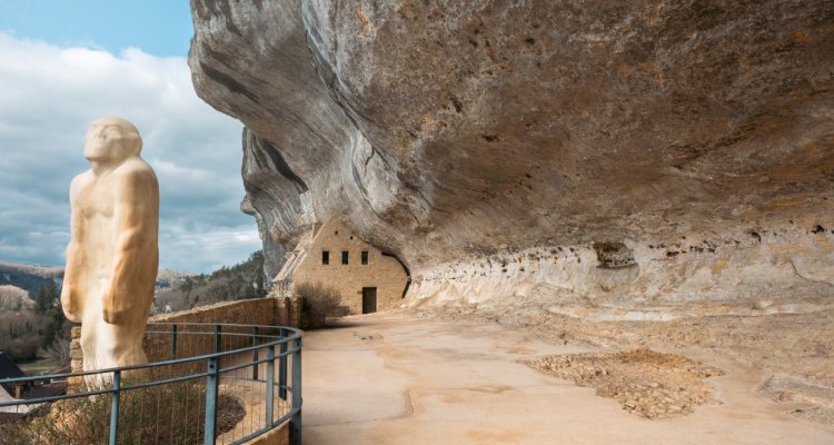 L'Homme primitif de Paul Dardé - vue du Grand Abri - © Maxime Villaeys / Musée national de Préhistoire