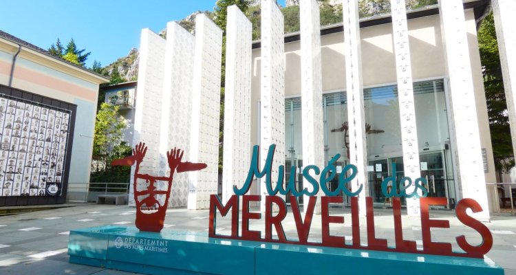 Parvis du musée des Merveilles