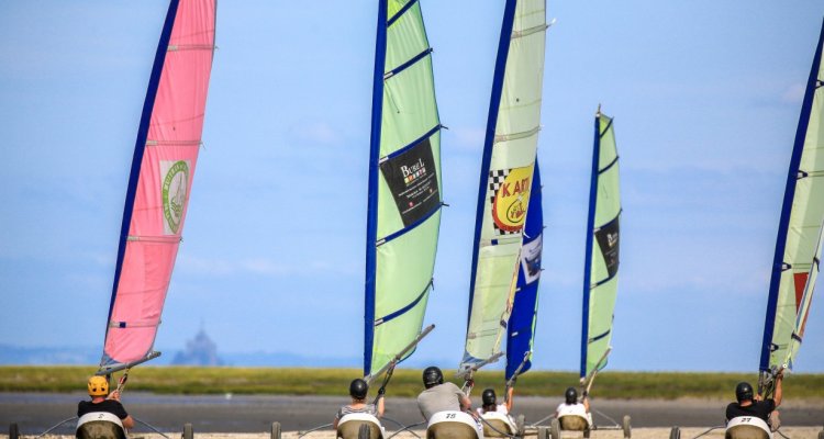 Avel centre de char à voile en Bretagne en baie du Mont st Michel à Hirel