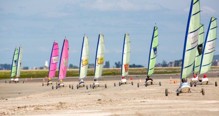 Le char à voile entre st malo et le mont st michel