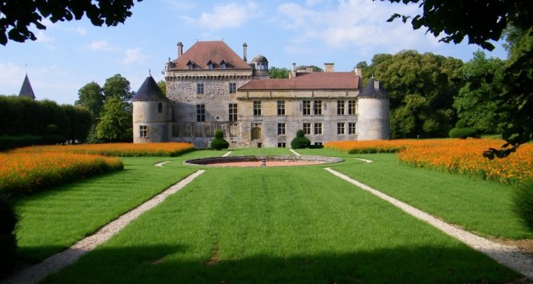 Le Château du Pailly vu du jardin