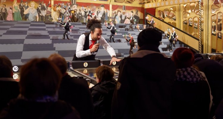 visiteurs course garçons de café musée des arts forains