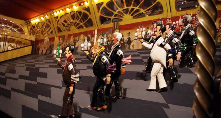 jeu de la course de garçons de café musée arts forains