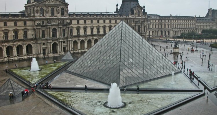 extérieur musée du Louvre paris