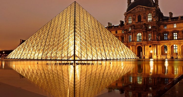 Musée du Louvre nuit