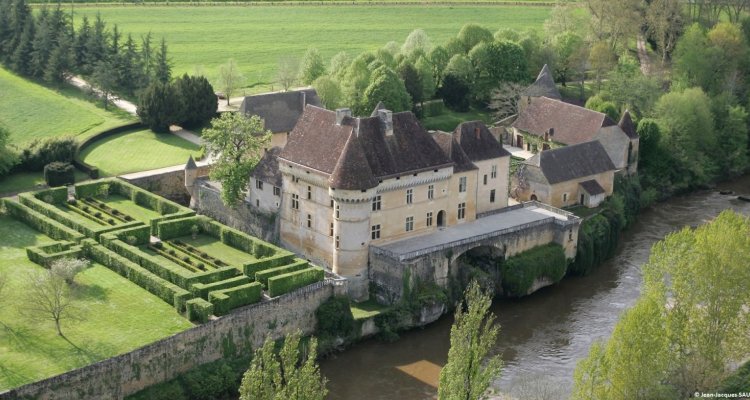 Vue aérienne château de Losse dordogne