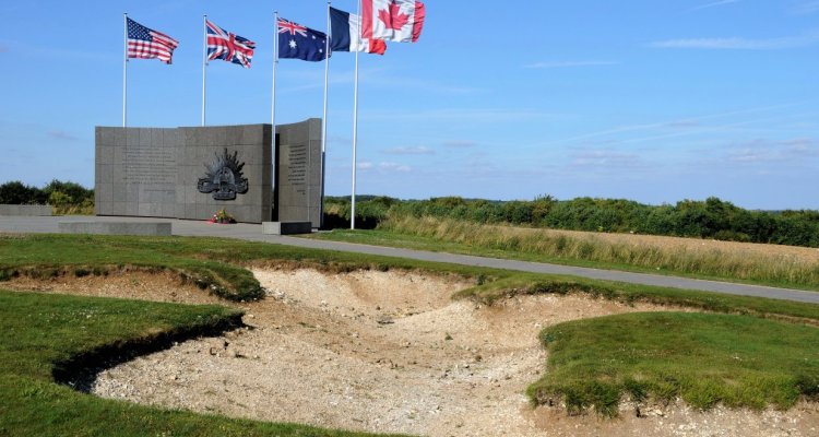 Mémorial du Corps d'armée australienne de Le Hamel et vestiges de tranchées allemandes