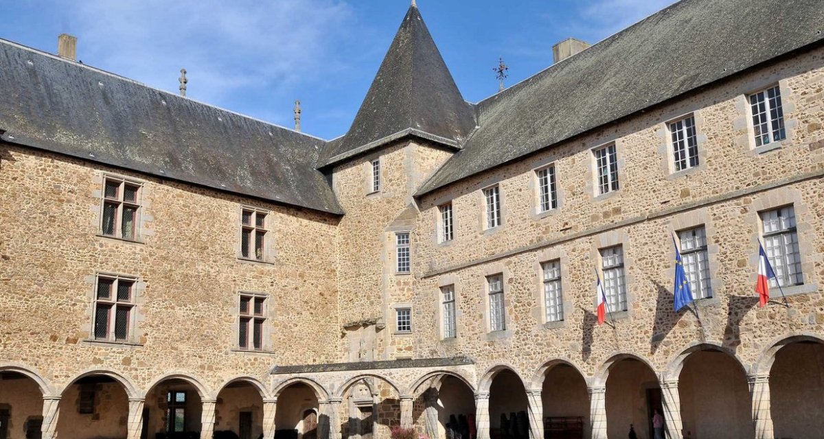 Cour intérieure chateau et musée contemporain rochechouart