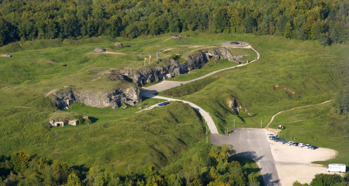 Vue aérienne du fort de Douaumont, champ de bataille