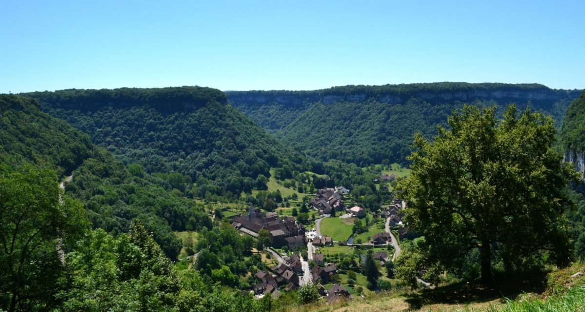 Vue de Baume-les-Messieurs depuis Granges-sur-Baume
