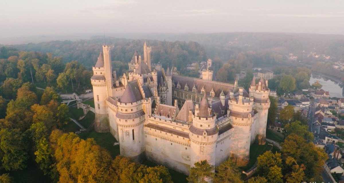 Vue aérienne château de pierrefonds oise tourisme